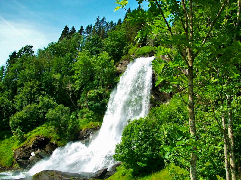 Wasserfall auf der Fahrt nach Noresund - ©Eberhardt TRAVEL - Steffen Mucke
