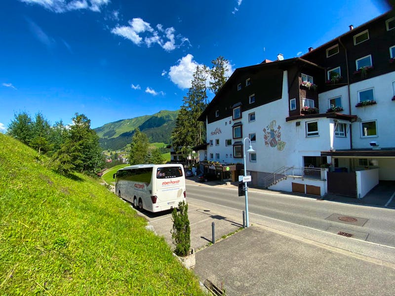 Eberhardt-Reisebus am Hotel Montana im Kleinwalsertal - ©Eberhardt TRAVEL - Lena Kleemann
