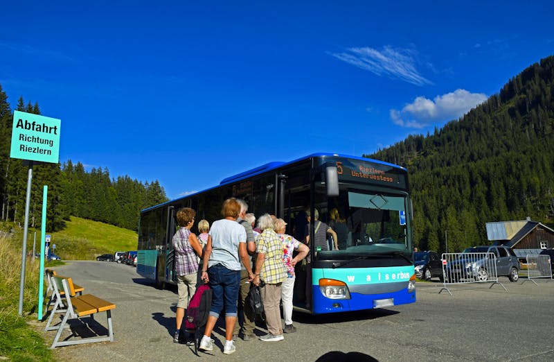 Wanderbus nach Riezlern im Kleinwalsertal - ©Lothar Nahler - Adobe Stock
