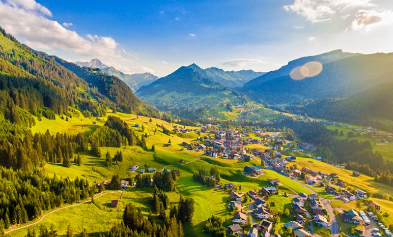 Sonniger Blick ins Kleinwalsertal - Riezlern - ©©Raphael Koch - stock.adobe.com