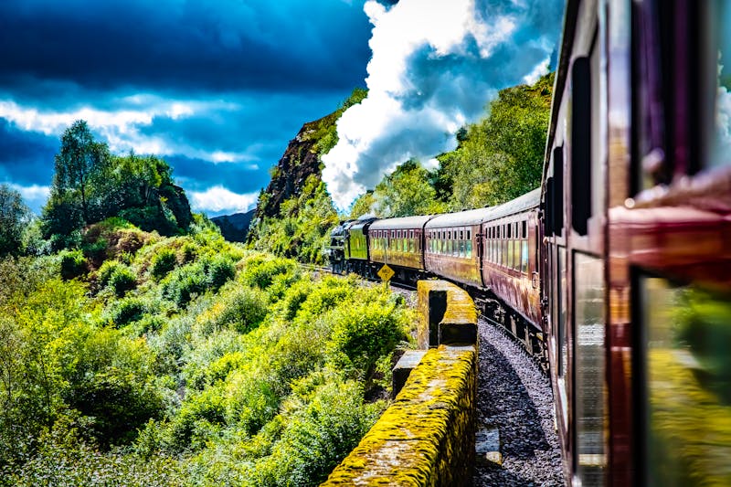 Glenfinnan Railway - die historische Eisenbahn fährt über ein Viadukt - ©©Marcin - stock.adobe.com