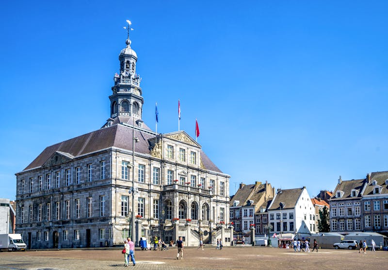 Maastricht – Marktplatz und Rathaus - ©©Sina Ettmer - stock.adobe.com