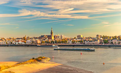 Nijmegen am Fluss Waal - Niederlande &ndash; &copy; ©Martin Bergsma - stock.adobe.com