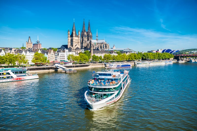 Köln und Kölner Dom am Rhein - ©conorcrowe - stock.adobe.com
