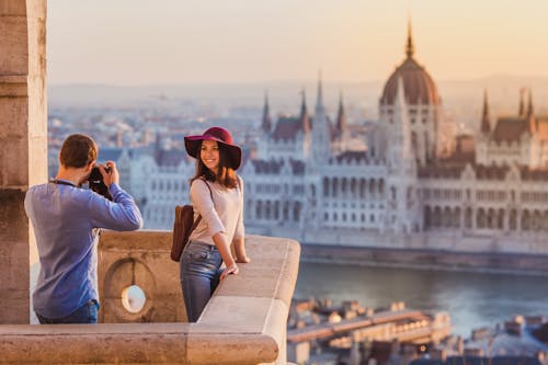 Junges Paar in Budapest mit Parlament und Donau &ndash; &copy; Evgeniya Biriukova - stock.adobe.com