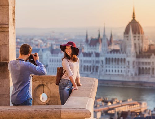 Junges Paar in Budapest mit Parlament und Donau – © Evgeniya Biriukova - stock.adobe.com