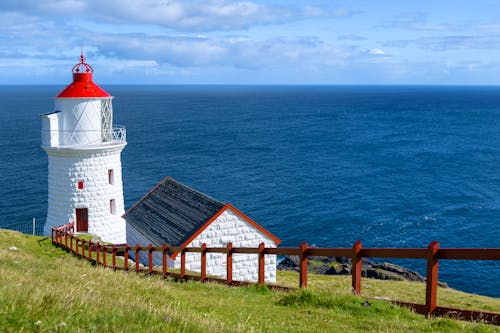 Leuchtturm auf Nolsoy &ndash; &copy; ©Dimitrios - stock.adobe.com