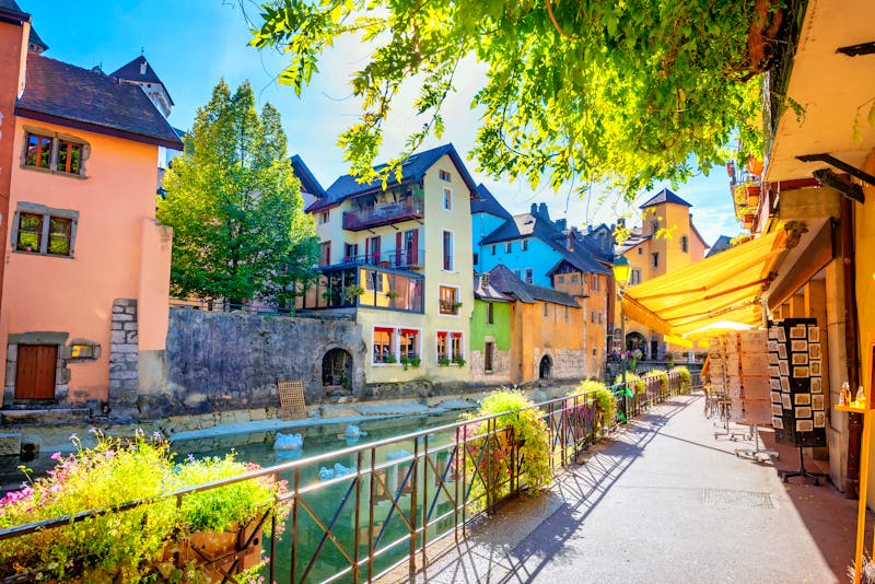Farbenfrohe Straße in Annecy am Kanal Thiou - Frankreich - ©©Valery Bareta - stock.adobe.com