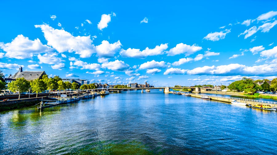 Der Fluss Maas und Maastricht in den Niederlanden  – © hpbfotos - stock.adobe.com