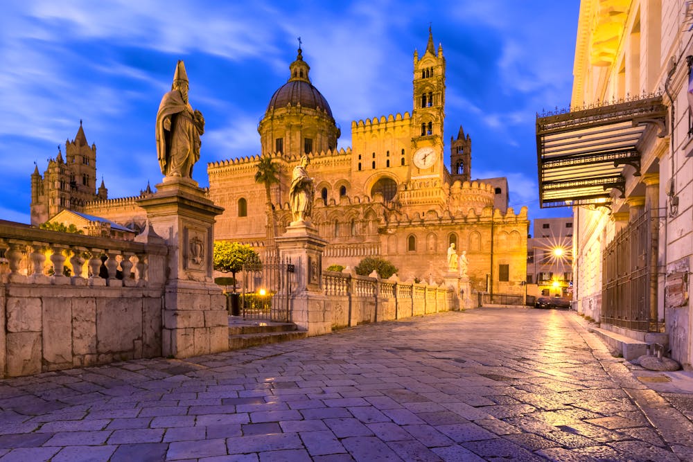 Palermo - die Kathedrale am Abend &ndash; &copy; Kavalenkava - stock.adobe.com