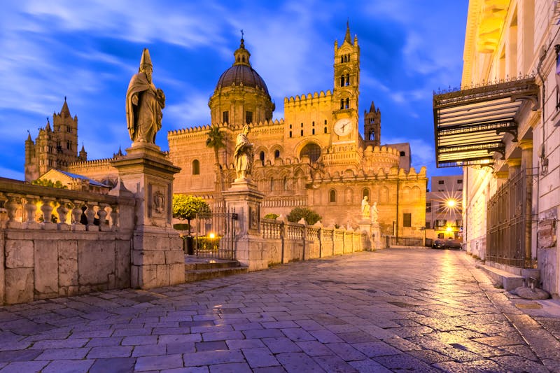 Palermo - die Kathedrale am Abend - ©Kavalenkava - stock.adobe.com