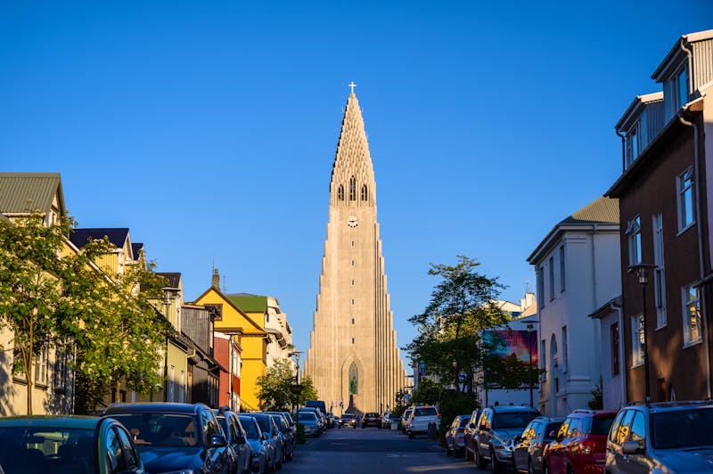 Reykjavik - die Hallgrims-Kathedrale am Abend - ©ilyaska - stock.adobe.com