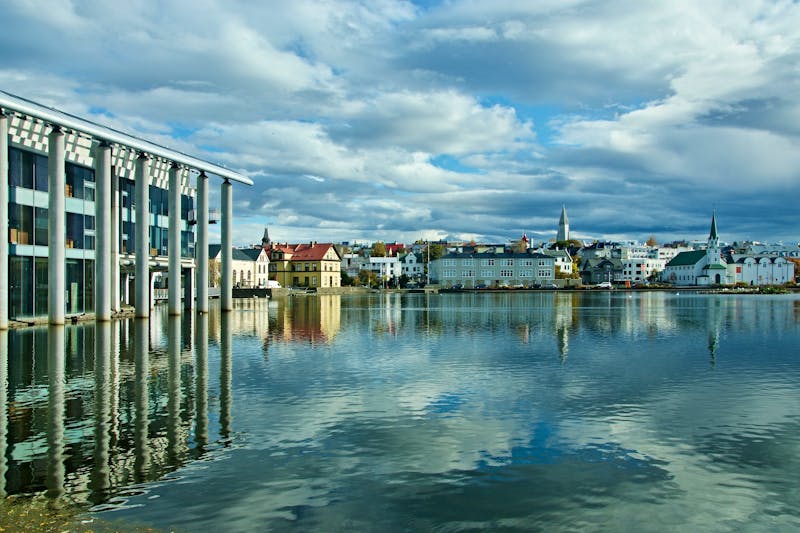 Reykjavik - Rathaus am Tjornin_see - ©bikemp - stock.adobe.com