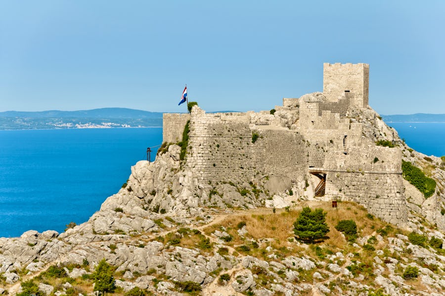 Burg Fortica bei Omis in Dalmatien – © ©hjklio - stock.adobe.com