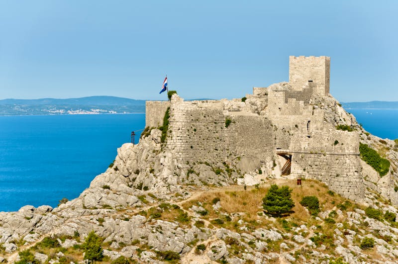 Burg Fortica bei Omis in Dalmatien - ©©hjklio - stock.adobe.com