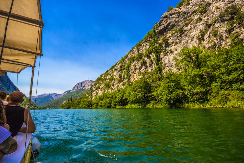 Bootsfahrt auf dem Cetina-Fluss in Kroatien - ©©zbg2 - stock.adobe.com