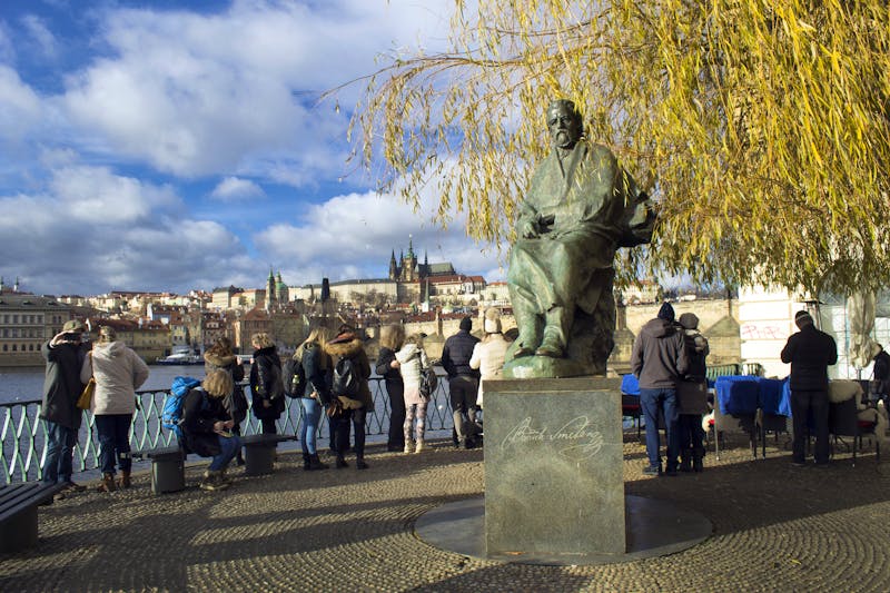 Prag - Bedrich-Smetana-Statue an der Moldau - ©zzika - stock.adobe.com
