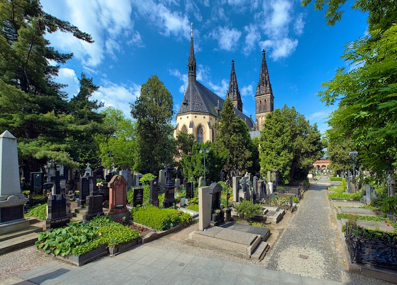 Prag auf dem Vysehrad - Friedhof und Peter and Paul-Kathedrale - ©Mikhail Markovskiy - stock.adobe.com