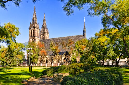 Prag - auf dem Vysehrad - Peter und Paul-Kathedrale &ndash; &copy; Vladimir Sazonov - stock.adobe.com
