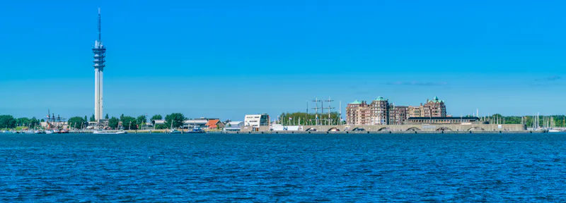Lelystad - Batavia mit dem Hafen - &copy;ivoderooij - stock.adobe.com