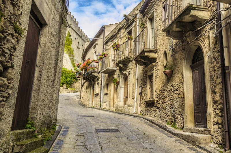 Montalbano Elicona - alte Gasse - ©MAEKFOTO - stock.adobe.com