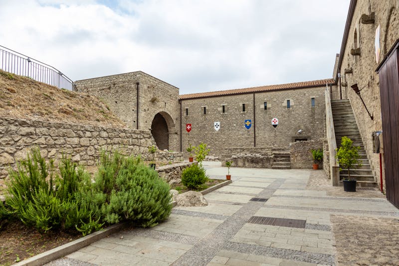 Montalbano Elicona - Schlosshof - ©Daniela - stock.adobe.com