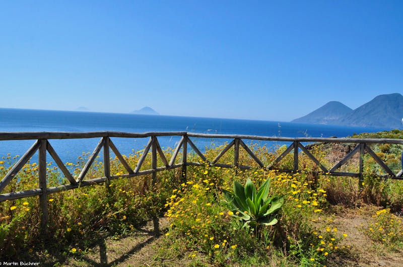 Wandern auf Lipari - Blick nach Alicudi, Filicudi und Salina (von links nach rechts) - ©Eberhardt TRAVEL GmbH - Martin Büchner