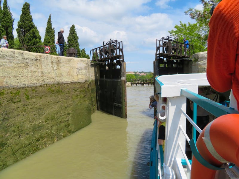 Fahrt durch die Schleuse am Canal de Midi - ©Eberhardt TRAVEL - Jürgen Schmeißer