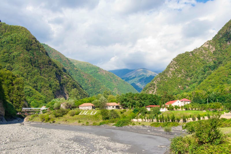 Aserbaidschan - Ilisu-Dorf in schöner Natur - ©Nurlan - stock.adobe.com