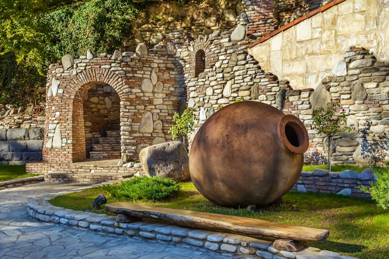 Georgien - große Qvevri - Gefäße zur Weinaufbewahrung - ©borisb17 - stock.adobe.com
