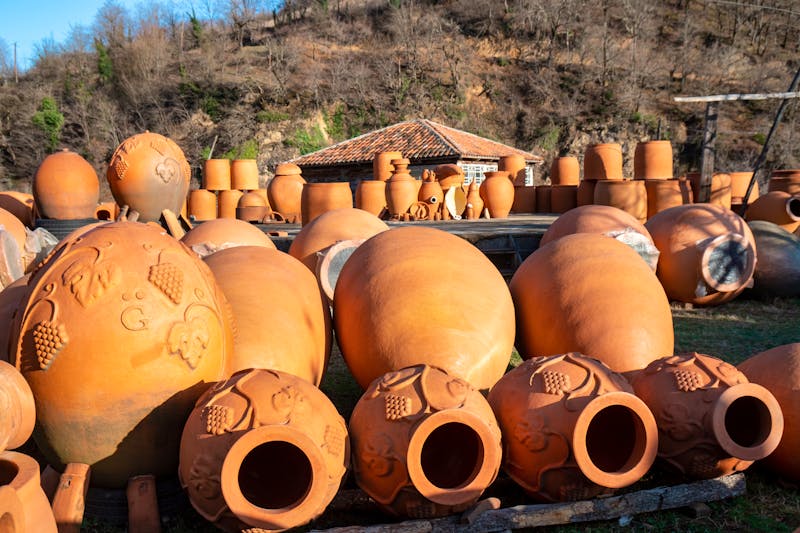 Georgien - große Qvevri - Gefäße zur Weinaufbewahrung - ©k_samurkas - stock.adobe.com