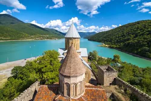 Georgien - Ananuri-Kirche am Schinwali-Stausee &ndash; &copy; Mac - stock.adobe.com