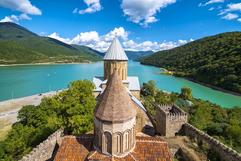 Georgien - Ananuri-Kirche am Schinwali-Stausee - ©Mac - stock.adobe.com