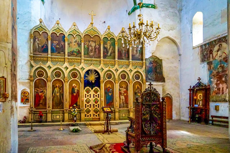 Georgien - in der Ananuri-Kirche am Schinwali-Stausee - ©Angela Meier - stock.adobe.com
