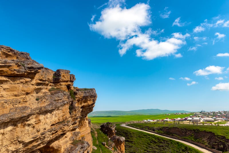 Aserbaidschan - Ausblick vom Diri Baba-Mausoleum - ©Vastram - stock.adobe.com