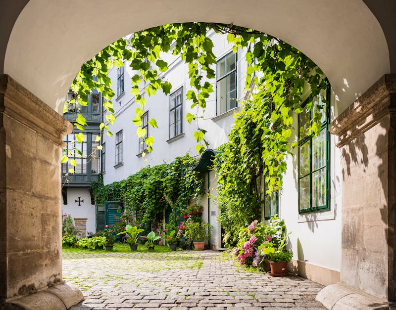 Wien - Eingang zum Wohnhaus von Mozart und Brahms - ©Agota Kadar - stock.adobe.com