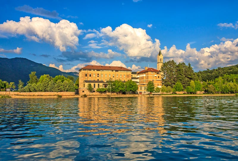 Franziskaner-Kloster am Rama-See in Bosnien-Herzegowina - ©©dmisura_94 - stock.adobe.com
