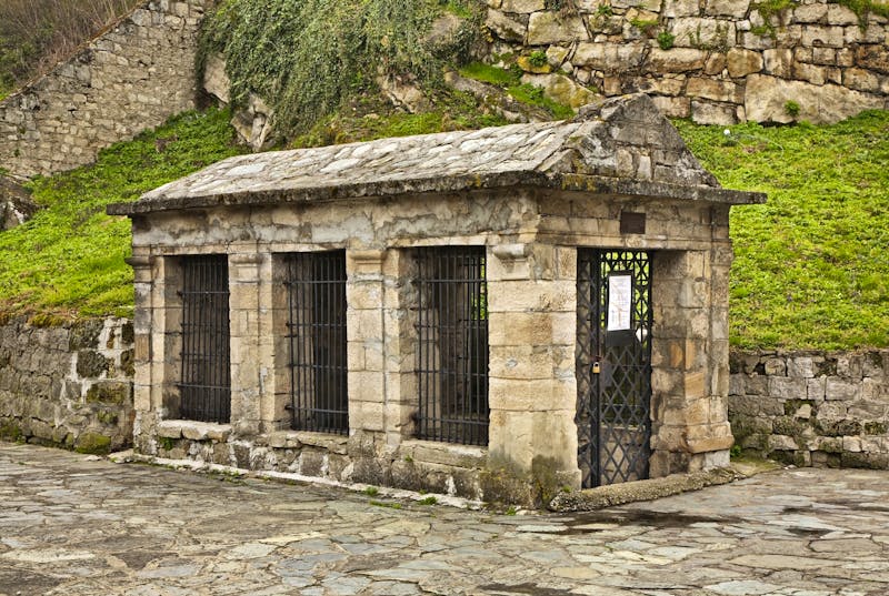 Eingang zu den Katakomben in Jajce - ©©Andrey Shevchenko - stock.adobe.com