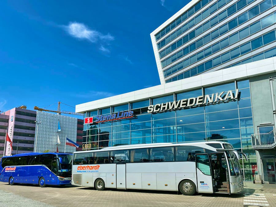 Eberhardt-Reisebusse am Schwedenkai im Hafen von Kiel – © Eberhardt TRAVEL - Jörg Hoffmann