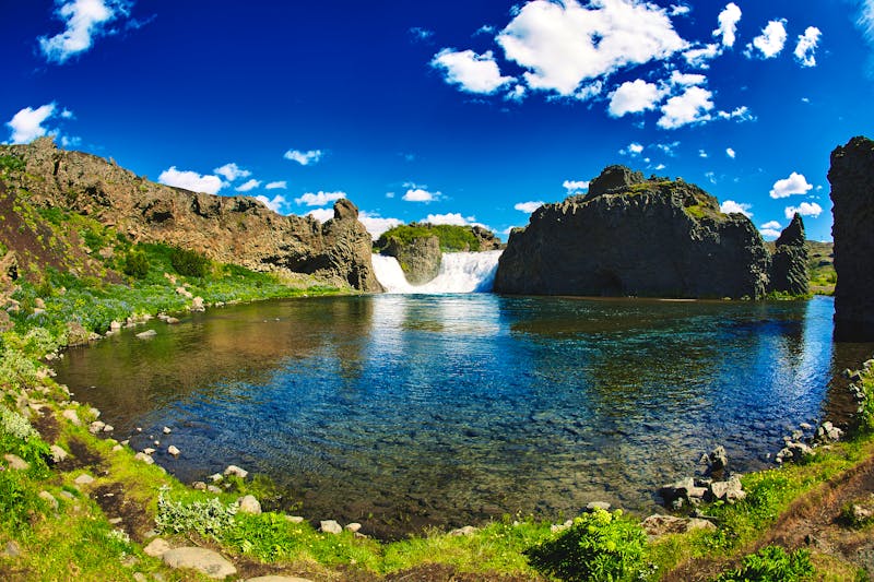 Island - am Hjalparfoss-Wasserfall - ©vitaliymateha - stock.adobe.com