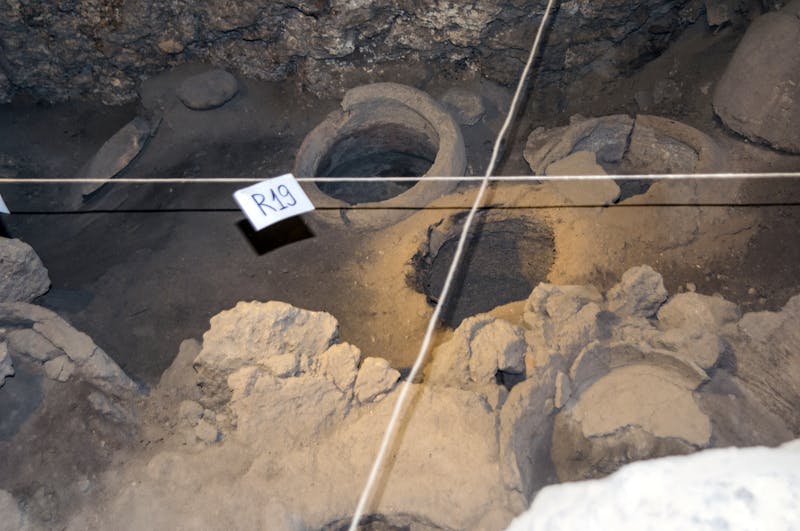 Armenien - Höhle mit Weinfässern des Areni - ©Graham - stock.adobe.com