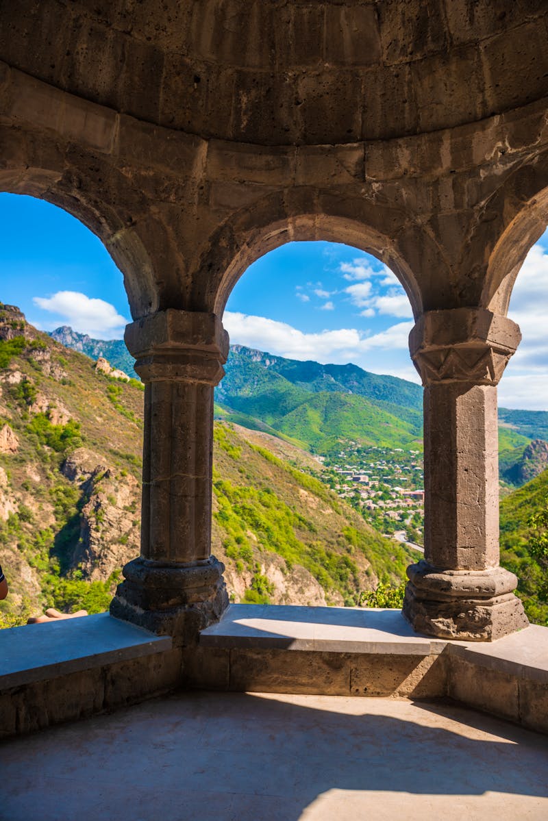 Armenien - Ausblick von der Ruine der Freskenkirche Kobayr - ©vahanabrahamyan - stock.adobe.com