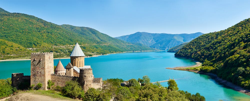 Georgien - Ananuri-Kirche am Schinwali-Stausee &ndash; &copy; Kadmy - stock.adobe.com