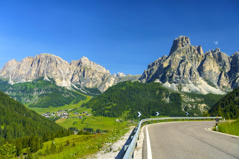 Dolomiten - Straße zum Campolongo-Pass - ©Claudio Colombo - stock.adobe.com
