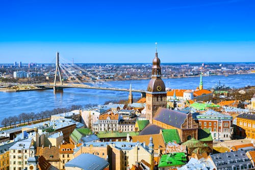 Riga - Panorma der Stadt mit Dom und der Vansu-Brücke &ndash; &copy; BRIAN_KINNEY - stock.adobe.com