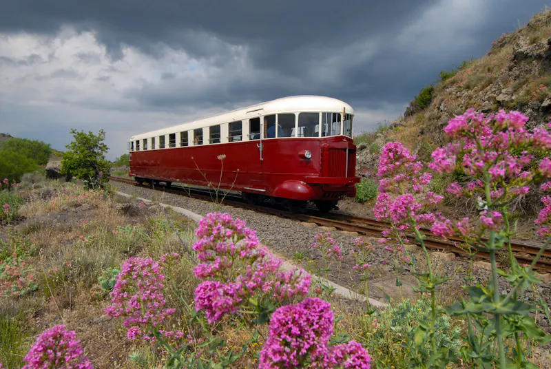 Sizilien - Circumetnea, örtliche Eisenbahn - &copy;puckillustrations - stock.adobe.com