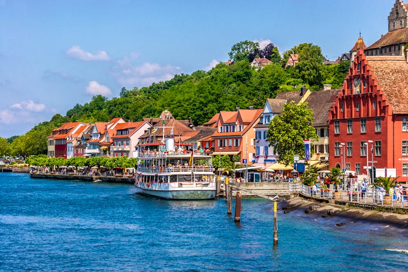 Seepromenade mit Ausflugsschiff in Meersburg - ©©zauberblicke - stock.adobe.com