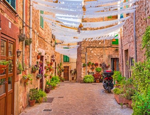 Urige Gasse im Bergdorf Valldemossa auf Mallorca – © ©vulcanus - stock.adobe.com
