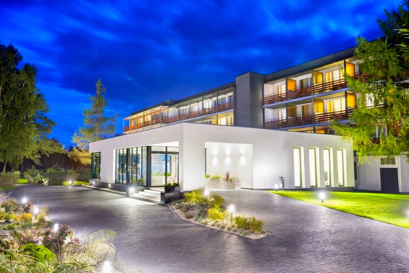 Abendstimmung Eingang Hotel Bryza – ©IdeaSpa