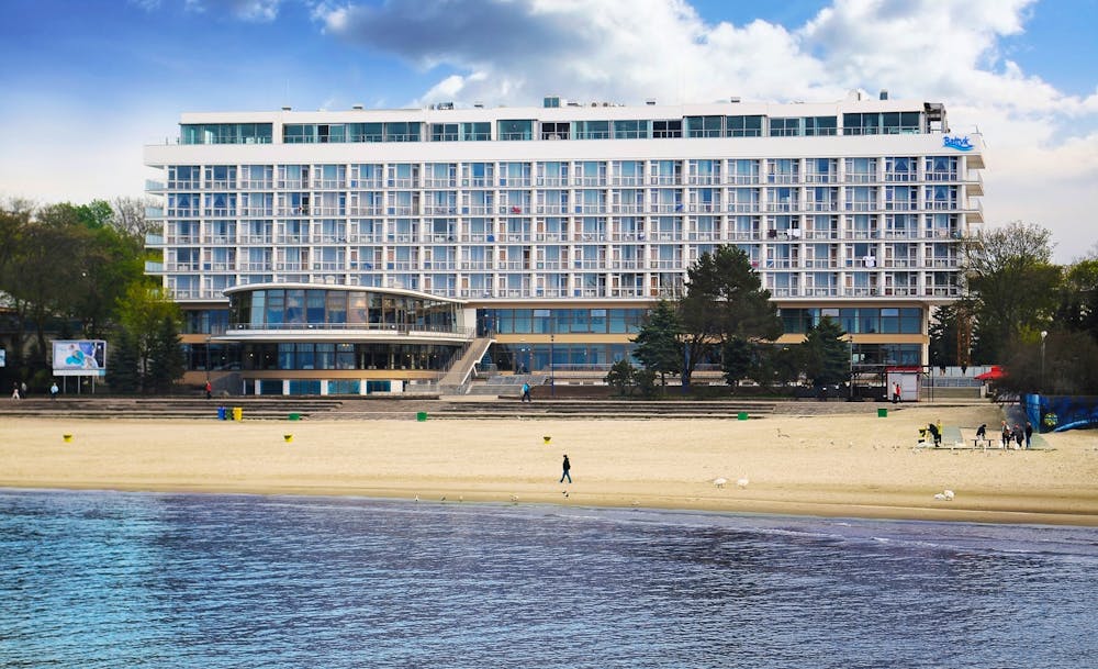 Blick vom Meer auf das Hotel Baltyk &ndash; &copy; IdeaSpa